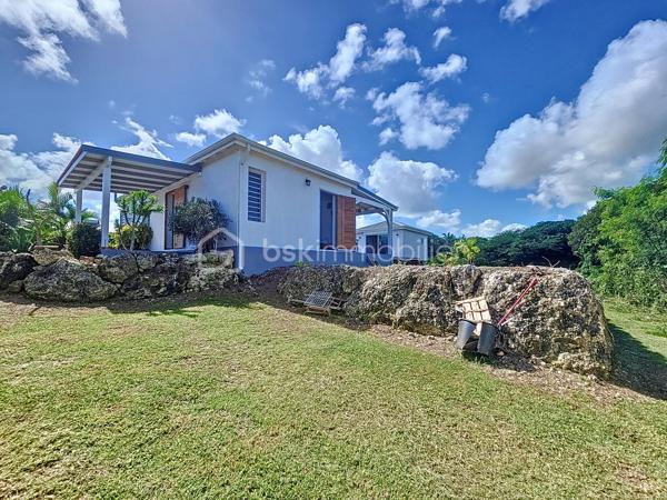 Coup de coeur assuré pour cette villa contemporaine offrant de beaux volumes d'une surface habitable de 119 m2 (surface utile 160 m2)
édifiée de plain-pied sur une parcelle de 1543 m2.
A seulement 5 minutes des commodités du centre-ville et de la plage des Raisins Clairs, au calme elle bénéficie d'un environnement idéal.
De construction atypique, elle se compose de 3 modules
- le premier est un espace pièce à vivre de 40 m2 avec son grand salon et sa cuisine ouverte équipée moderne , un toilette invité, un cellier
extérieur.
- Empruntez le patio et vous accédez au second module offrant deux grandes suites parentales climatisées avec douche à l'italienne, dressing
et toilettes.
- Enfin, le troisième espace bénéficiant d'une vue directe avec ses baies vitrées sur la piscine est une troisième suite parentale climatisée
avec son dressing, sa salle d'eau douche à l'italienne et toilettes.
Vous profiterez également d'une grande terrasse et sa piscine au sel de dimension 4x4 (achevée il y a un an) avec son liner pierres de Bali.
La villa sera cédée avec son mobilier vous n'avez plus qu'à poser vos valises!
Ses équipements : citerne tampon 3300 litres , fibre optique, carport pouvant abriter 2 véhicules et assainissement individuel avec conformité.
Atout supplémentaire: la bonne implantation de la villa sur la parcelle laisse place à une bande de terrain restante laissant un potentiel de
construction additionnel (située en zone u4 du PLU) comme des bungalows ...
Etiquette énergétique: classe B
Vous l'avez compris cette villa est un petit bijou avec encore un potentiel restant, alors n'hésitez pas à me contacter pour de plus amples
informations, accéder au reportage photos complet ou à la vidéo!
Pour le réseau BSK Immobilier : Delphine MIRANDA (EI)
Honoraires charge vendeur