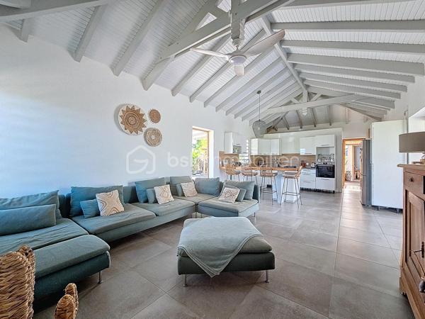 Coup de coeur assuré pour cette villa contemporaine offrant de beaux volumes d'une surface habitable de 119 m2 (surface utile 160 m2)
édifiée de plain-pied sur une parcelle de 1543 m2.
A seulement 5 minutes des commodités du centre-ville et de la plage des Raisins Clairs, au calme elle bénéficie d'un environnement idéal.
De construction atypique, elle se compose de 3 modules
- le premier est un espace pièce à vivre de 40 m2 avec son grand salon et sa cuisine ouverte équipée moderne , un toilette invité, un cellier
extérieur.
- Empruntez le patio et vous accédez au second module offrant deux grandes suites parentales climatisées avec douche à l'italienne, dressing
et toilettes.
- Enfin, le troisième espace bénéficiant d'une vue directe avec ses baies vitrées sur la piscine est une troisième suite parentale climatisée
avec son dressing, sa salle d'eau douche à l'italienne et toilettes.
Vous profiterez également d'une grande terrasse et sa piscine au sel de dimension 4x4 (achevée il y a un an) avec son liner pierres de Bali.
La villa sera cédée avec son mobilier vous n'avez plus qu'à poser vos valises!
Ses équipements : citerne tampon 3300 litres , fibre optique, carport pouvant abriter 2 véhicules et assainissement individuel avec conformité.
Atout supplémentaire: la bonne implantation de la villa sur la parcelle laisse place à une bande de terrain restante laissant un potentiel de
construction additionnel (située en zone u4 du PLU) comme des bungalows ...
Etiquette énergétique: classe B
Vous l'avez compris cette villa est un petit bijou avec encore un potentiel restant, alors n'hésitez pas à me contacter pour de plus amples
informations, accéder au reportage photos complet ou à la vidéo!
Pour le réseau BSK Immobilier : Delphine MIRANDA (EI)
Honoraires charge vendeur