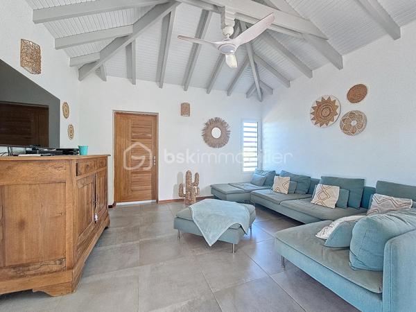 Coup de coeur assuré pour cette villa contemporaine offrant de beaux volumes d'une surface habitable de 119 m2 (surface utile 160 m2)
édifiée de plain-pied sur une parcelle de 1543 m2.
A seulement 5 minutes des commodités du centre-ville et de la plage des Raisins Clairs, au calme elle bénéficie d'un environnement idéal.
De construction atypique, elle se compose de 3 modules
- le premier est un espace pièce à vivre de 40 m2 avec son grand salon et sa cuisine ouverte équipée moderne , un toilette invité, un cellier
extérieur.
- Empruntez le patio et vous accédez au second module offrant deux grandes suites parentales climatisées avec douche à l'italienne, dressing
et toilettes.
- Enfin, le troisième espace bénéficiant d'une vue directe avec ses baies vitrées sur la piscine est une troisième suite parentale climatisée
avec son dressing, sa salle d'eau douche à l'italienne et toilettes.
Vous profiterez également d'une grande terrasse et sa piscine au sel de dimension 4x4 (achevée il y a un an) avec son liner pierres de Bali.
La villa sera cédée avec son mobilier vous n'avez plus qu'à poser vos valises!
Ses équipements : citerne tampon 3300 litres , fibre optique, carport pouvant abriter 2 véhicules et assainissement individuel avec conformité.
Atout supplémentaire: la bonne implantation de la villa sur la parcelle laisse place à une bande de terrain restante laissant un potentiel de
construction additionnel (située en zone u4 du PLU) comme des bungalows ...
Etiquette énergétique: classe B
Vous l'avez compris cette villa est un petit bijou avec encore un potentiel restant, alors n'hésitez pas à me contacter pour de plus amples
informations, accéder au reportage photos complet ou à la vidéo!
Pour le réseau BSK Immobilier : Delphine MIRANDA (EI)
Honoraires charge vendeur
