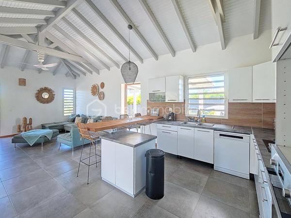 Coup de coeur assuré pour cette villa contemporaine offrant de beaux volumes d'une surface habitable de 119 m2 (surface utile 160 m2)
édifiée de plain-pied sur une parcelle de 1543 m2.
A seulement 5 minutes des commodités du centre-ville et de la plage des Raisins Clairs, au calme elle bénéficie d'un environnement idéal.
De construction atypique, elle se compose de 3 modules
- le premier est un espace pièce à vivre de 40 m2 avec son grand salon et sa cuisine ouverte équipée moderne , un toilette invité, un cellier
extérieur.
- Empruntez le patio et vous accédez au second module offrant deux grandes suites parentales climatisées avec douche à l'italienne, dressing
et toilettes.
- Enfin, le troisième espace bénéficiant d'une vue directe avec ses baies vitrées sur la piscine est une troisième suite parentale climatisée
avec son dressing, sa salle d'eau douche à l'italienne et toilettes.
Vous profiterez également d'une grande terrasse et sa piscine au sel de dimension 4x4 (achevée il y a un an) avec son liner pierres de Bali.
La villa sera cédée avec son mobilier vous n'avez plus qu'à poser vos valises!
Ses équipements : citerne tampon 3300 litres , fibre optique, carport pouvant abriter 2 véhicules et assainissement individuel avec conformité.
Atout supplémentaire: la bonne implantation de la villa sur la parcelle laisse place à une bande de terrain restante laissant un potentiel de
construction additionnel (située en zone u4 du PLU) comme des bungalows ...
Etiquette énergétique: classe B
Vous l'avez compris cette villa est un petit bijou avec encore un potentiel restant, alors n'hésitez pas à me contacter pour de plus amples
informations, accéder au reportage photos complet ou à la vidéo!
Pour le réseau BSK Immobilier : Delphine MIRANDA (EI)
Honoraires charge vendeur