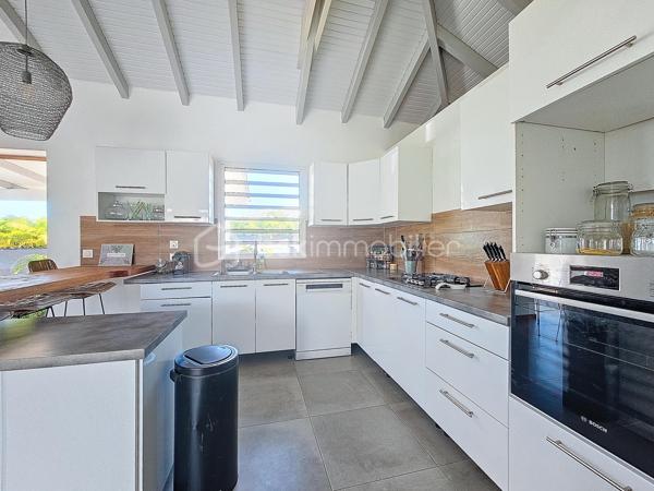 Coup de coeur assuré pour cette villa contemporaine offrant de beaux volumes d'une surface habitable de 119 m2 (surface utile 160 m2)
édifiée de plain-pied sur une parcelle de 1543 m2.
A seulement 5 minutes des commodités du centre-ville et de la plage des Raisins Clairs, au calme elle bénéficie d'un environnement idéal.
De construction atypique, elle se compose de 3 modules
- le premier est un espace pièce à vivre de 40 m2 avec son grand salon et sa cuisine ouverte équipée moderne , un toilette invité, un cellier
extérieur.
- Empruntez le patio et vous accédez au second module offrant deux grandes suites parentales climatisées avec douche à l'italienne, dressing
et toilettes.
- Enfin, le troisième espace bénéficiant d'une vue directe avec ses baies vitrées sur la piscine est une troisième suite parentale climatisée
avec son dressing, sa salle d'eau douche à l'italienne et toilettes.
Vous profiterez également d'une grande terrasse et sa piscine au sel de dimension 4x4 (achevée il y a un an) avec son liner pierres de Bali.
La villa sera cédée avec son mobilier vous n'avez plus qu'à poser vos valises!
Ses équipements : citerne tampon 3300 litres , fibre optique, carport pouvant abriter 2 véhicules et assainissement individuel avec conformité.
Atout supplémentaire: la bonne implantation de la villa sur la parcelle laisse place à une bande de terrain restante laissant un potentiel de
construction additionnel (située en zone u4 du PLU) comme des bungalows ...
Etiquette énergétique: classe B
Vous l'avez compris cette villa est un petit bijou avec encore un potentiel restant, alors n'hésitez pas à me contacter pour de plus amples
informations, accéder au reportage photos complet ou à la vidéo!
Pour le réseau BSK Immobilier : Delphine MIRANDA (EI)
Honoraires charge vendeur