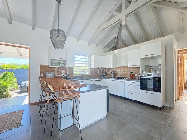 Coup de coeur assuré pour cette villa contemporaine offrant de beaux volumes d'une surface habitable de 119 m2 (surface utile 160 m2)
édifiée de plain-pied sur une parcelle de 1543 m2.
A seulement 5 minutes des commodités du centre-ville et de la plage des Raisins Clairs, au calme elle bénéficie d'un environnement idéal.
De construction atypique, elle se compose de 3 modules
- le premier est un espace pièce à vivre de 40 m2 avec son grand salon et sa cuisine ouverte équipée moderne , un toilette invité, un cellier
extérieur.
- Empruntez le patio et vous accédez au second module offrant deux grandes suites parentales climatisées avec douche à l'italienne, dressing
et toilettes.
- Enfin, le troisième espace bénéficiant d'une vue directe avec ses baies vitrées sur la piscine est une troisième suite parentale climatisée
avec son dressing, sa salle d'eau douche à l'italienne et toilettes.
Vous profiterez également d'une grande terrasse et sa piscine au sel de dimension 4x4 (achevée il y a un an) avec son liner pierres de Bali.
La villa sera cédée avec son mobilier vous n'avez plus qu'à poser vos valises!
Ses équipements : citerne tampon 3300 litres , fibre optique, carport pouvant abriter 2 véhicules et assainissement individuel avec conformité.
Atout supplémentaire: la bonne implantation de la villa sur la parcelle laisse place à une bande de terrain restante laissant un potentiel de
construction additionnel (située en zone u4 du PLU) comme des bungalows ...
Etiquette énergétique: classe B
Vous l'avez compris cette villa est un petit bijou avec encore un potentiel restant, alors n'hésitez pas à me contacter pour de plus amples
informations, accéder au reportage photos complet ou à la vidéo!
Pour le réseau BSK Immobilier : Delphine MIRANDA (EI)
Honoraires charge vendeur
