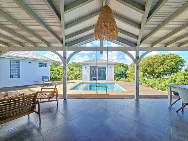 Coup de coeur assuré pour cette villa contemporaine offrant de beaux volumes d'une surface habitable de 119 m2 (surface utile 160 m2)
édifiée de plain-pied sur une parcelle de 1543 m2.
A seulement 5 minutes des commodités du centre-ville et de la plage des Raisins Clairs, au calme elle bénéficie d'un environnement idéal.
De construction atypique, elle se compose de 3 modules
- le premier est un espace pièce à vivre de 40 m2 avec son grand salon et sa cuisine ouverte équipée moderne , un toilette invité, un cellier
extérieur.
- Empruntez le patio et vous accédez au second module offrant deux grandes suites parentales climatisées avec douche à l'italienne, dressing
et toilettes.
- Enfin, le troisième espace bénéficiant d'une vue directe avec ses baies vitrées sur la piscine est une troisième suite parentale climatisée
avec son dressing, sa salle d'eau douche à l'italienne et toilettes.
Vous profiterez également d'une grande terrasse et sa piscine au sel de dimension 4x4 (achevée il y a un an) avec son liner pierres de Bali.
La villa sera cédée avec son mobilier vous n'avez plus qu'à poser vos valises!
Ses équipements : citerne tampon 3300 litres , fibre optique, carport pouvant abriter 2 véhicules et assainissement individuel avec conformité.
Atout supplémentaire: la bonne implantation de la villa sur la parcelle laisse place à une bande de terrain restante laissant un potentiel de
construction additionnel (située en zone u4 du PLU) comme des bungalows ...
Etiquette énergétique: classe B
Vous l'avez compris cette villa est un petit bijou avec encore un potentiel restant, alors n'hésitez pas à me contacter pour de plus amples
informations, accéder au reportage photos complet ou à la vidéo!
Pour le réseau BSK Immobilier : Delphine MIRANDA (EI)
Honoraires charge vendeur
