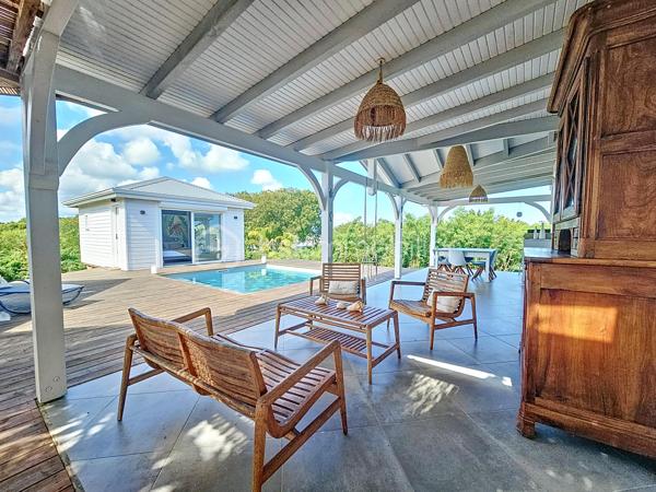 Coup de coeur assuré pour cette villa contemporaine offrant de beaux volumes d'une surface habitable de 119 m2 (surface utile 160 m2)
édifiée de plain-pied sur une parcelle de 1543 m2.
A seulement 5 minutes des commodités du centre-ville et de la plage des Raisins Clairs, au calme elle bénéficie d'un environnement idéal.
De construction atypique, elle se compose de 3 modules
- le premier est un espace pièce à vivre de 40 m2 avec son grand salon et sa cuisine ouverte équipée moderne , un toilette invité, un cellier
extérieur.
- Empruntez le patio et vous accédez au second module offrant deux grandes suites parentales climatisées avec douche à l'italienne, dressing
et toilettes.
- Enfin, le troisième espace bénéficiant d'une vue directe avec ses baies vitrées sur la piscine est une troisième suite parentale climatisée
avec son dressing, sa salle d'eau douche à l'italienne et toilettes.
Vous profiterez également d'une grande terrasse et sa piscine au sel de dimension 4x4 (achevée il y a un an) avec son liner pierres de Bali.
La villa sera cédée avec son mobilier vous n'avez plus qu'à poser vos valises!
Ses équipements : citerne tampon 3300 litres , fibre optique, carport pouvant abriter 2 véhicules et assainissement individuel avec conformité.
Atout supplémentaire: la bonne implantation de la villa sur la parcelle laisse place à une bande de terrain restante laissant un potentiel de
construction additionnel (située en zone u4 du PLU) comme des bungalows ...
Etiquette énergétique: classe B
Vous l'avez compris cette villa est un petit bijou avec encore un potentiel restant, alors n'hésitez pas à me contacter pour de plus amples
informations, accéder au reportage photos complet ou à la vidéo!
Pour le réseau BSK Immobilier : Delphine MIRANDA (EI)
Honoraires charge vendeur