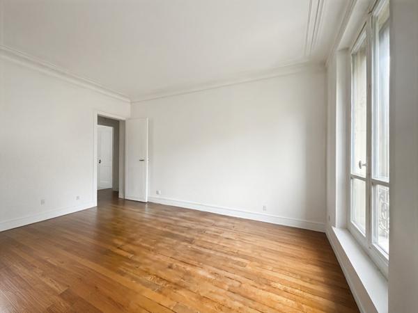 Paris 18e : 3P, 65 m² , Charme ancien, Lumineux