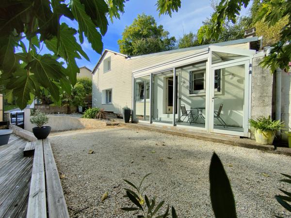 ITEUIL - Maison avec terrasse et extérieurs aménagés sur un terrain clos et arboré d'environ 800m²