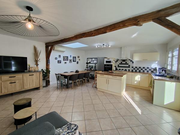 ITEUIL - Maison avec terrasse et extérieurs aménagés sur un terrain clos et arboré d'environ 800m²