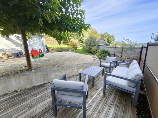 ITEUIL - Maison avec terrasse et extérieurs aménagés sur un terrain clos et arboré d'environ 800m²