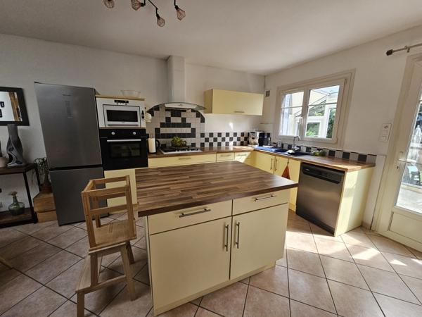 ITEUIL - Maison avec terrasse et extérieurs aménagés sur un terrain clos et arboré d'environ 800m²