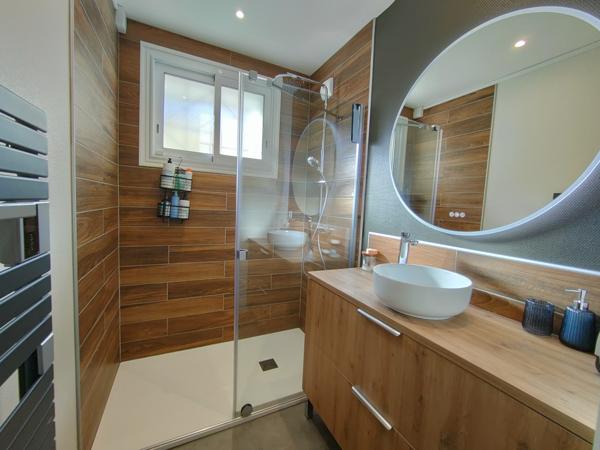 ITEUIL - Maison avec terrasse et extérieurs aménagés sur un terrain clos et arboré d'environ 800m²