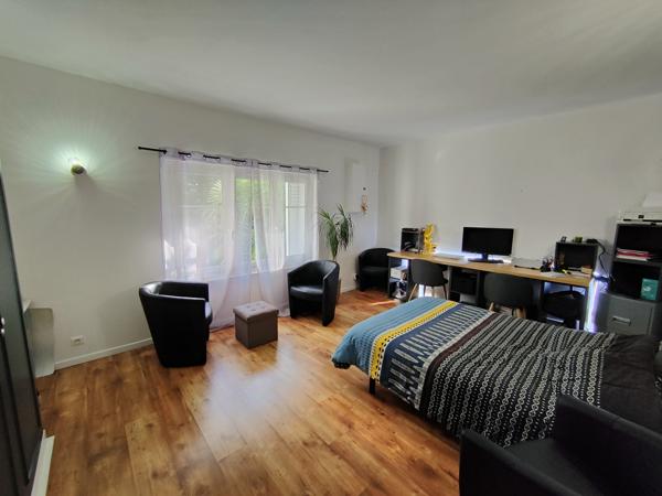 ITEUIL - Maison avec terrasse et extérieurs aménagés sur un terrain clos et arboré d'environ 800m²