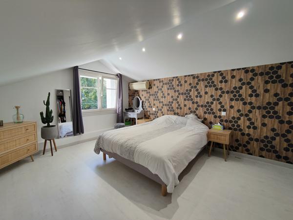 ITEUIL - Maison avec terrasse et extérieurs aménagés sur un terrain clos et arboré d'environ 800m²