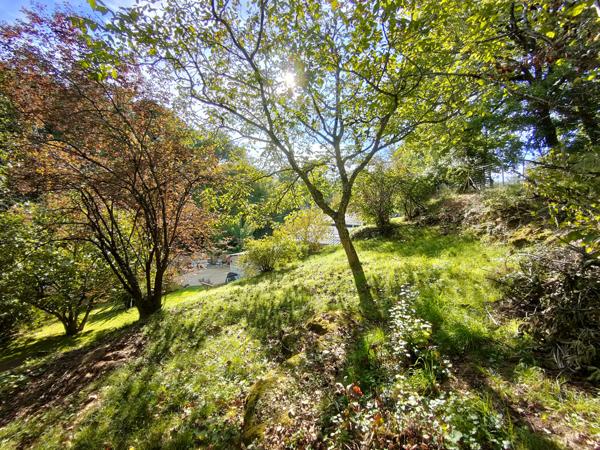ITEUIL - Maison avec terrasse et extérieurs aménagés sur un terrain clos et arboré d'environ 800m²