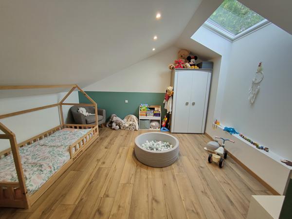 ITEUIL - Maison avec terrasse et extérieurs aménagés sur un terrain clos et arboré d'environ 800m²