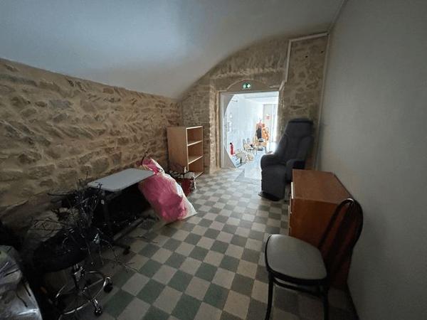Local commercial 5 pièces T5 F5 74.2 m² à Bagnols Sur Ceze 3 PLACE MALLET 30200 à louer
