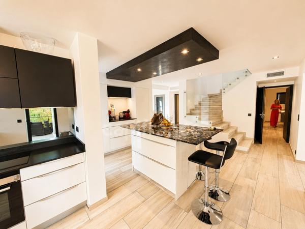 Maison à vendre 5 pièces FREJUS (83), piscine, jacuzzi, terrasses, jardin, garage