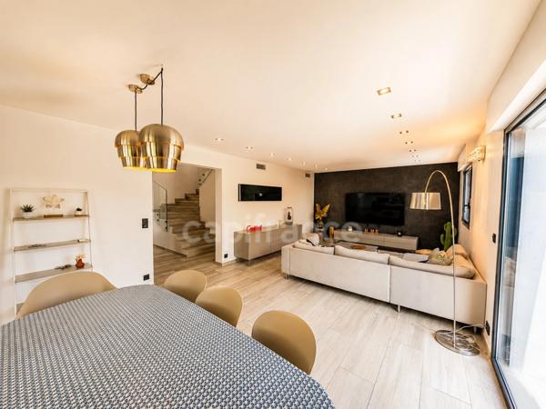 Maison à vendre 5 pièces FREJUS (83), piscine, jacuzzi, terrasses, jardin, garage