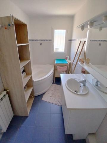 Maison à vendre à LE REVEST LES EAUX 135 m2² sur 650 m² de terrain - 4 chambres avec piscine