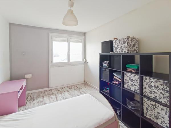 Appartement
         3 pièces
        - 65 m² 77 000 € *