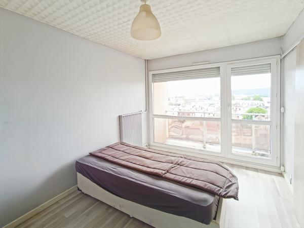 Appartement
         3 pièces
        - 65 m² 77 000 € *