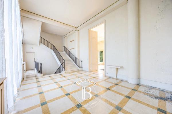 Garches, Hôtel particulier 5 Chambres -  776 m² à vendre