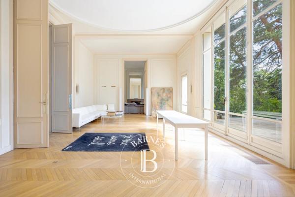 Garches, Hôtel particulier 5 Chambres -  776 m² à vendre