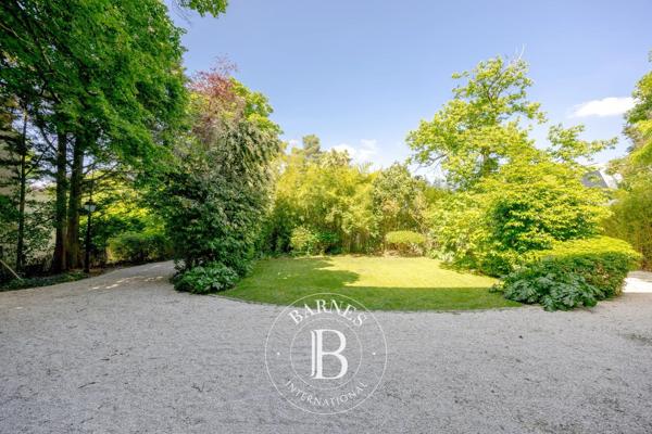 Garches, Hôtel particulier 5 Chambres -  776 m² à vendre