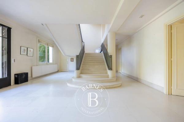 Garches, Hôtel particulier 5 Chambres -  776 m² à vendre