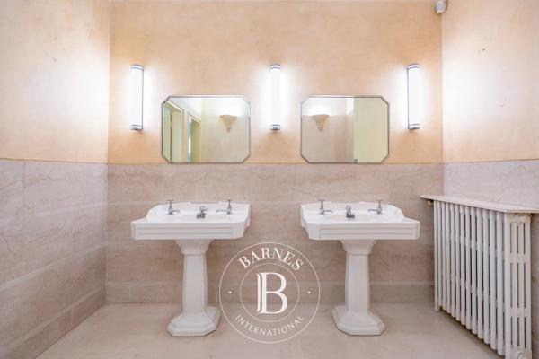 Garches, Hôtel particulier 5 Chambres -  776 m² à vendre