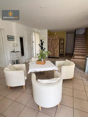 Vente                                                      Maison
                        
                     8 pièces                      224 m2                     à Marmande