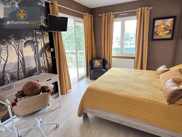 Vente                                                      Maison
                        
                     8 pièces                      224 m2                     à Marmande