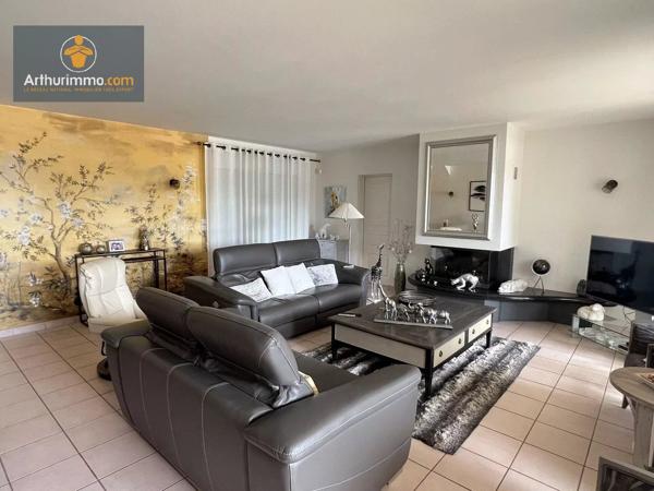 Vente                                                      Maison
                        
                     8 pièces                      224 m2                     à Marmande