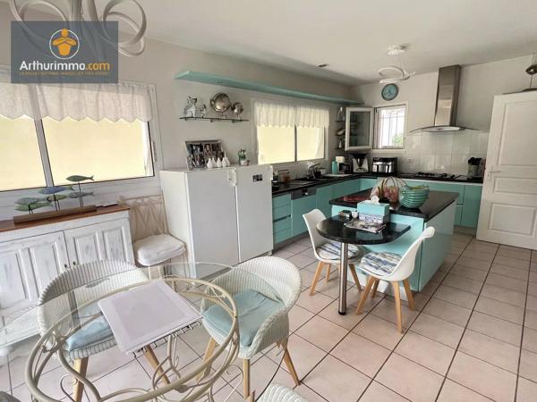 Vente                                                      Maison
                        
                     8 pièces                      224 m2                     à Marmande
