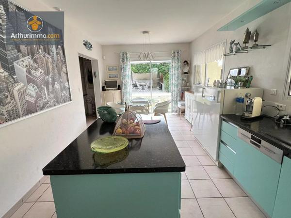 Vente                                                      Maison
                        
                     8 pièces                      224 m2                     à Marmande