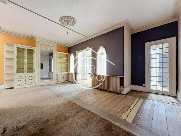 Sainte-Foy-la-Grande : Immeuble de Rapport à Fort Potentiel – Commerce, Appartements, Grenier et Dépendances