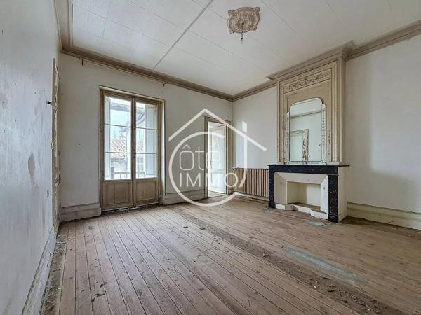 Sainte-Foy-la-Grande : Immeuble de Rapport à Fort Potentiel – Commerce, Appartements, Grenier et Dépendances