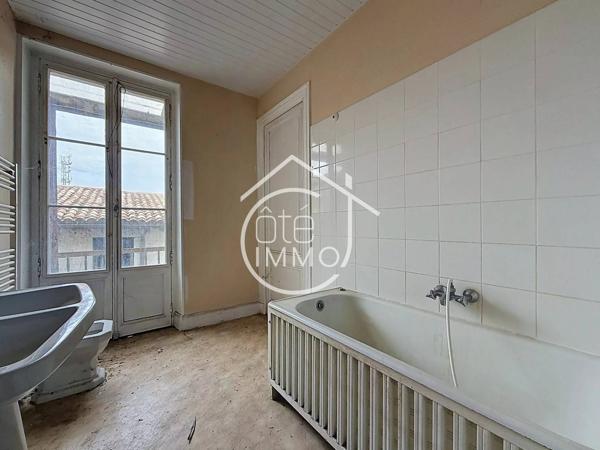 Sainte-Foy-la-Grande : Immeuble de Rapport à Fort Potentiel – Commerce, Appartements, Grenier et Dépendances