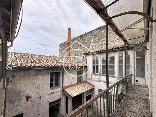 Sainte-Foy-la-Grande : Immeuble de Rapport à Fort Potentiel – Commerce, Appartements, Grenier et Dépendances