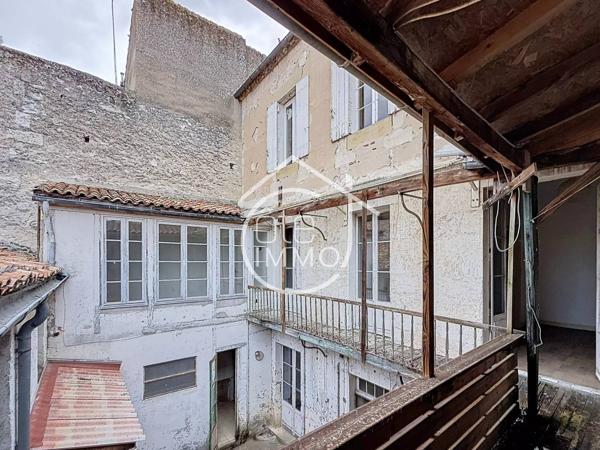 Sainte-Foy-la-Grande : Immeuble de Rapport à Fort Potentiel – Commerce, Appartements, Grenier et Dépendances