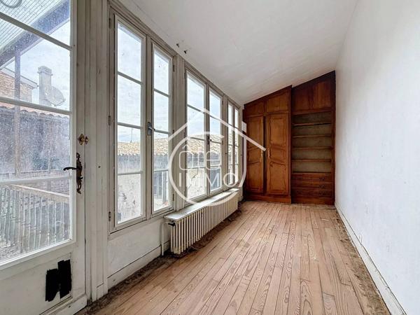 Sainte-Foy-la-Grande : Immeuble de Rapport à Fort Potentiel – Commerce, Appartements, Grenier et Dépendances