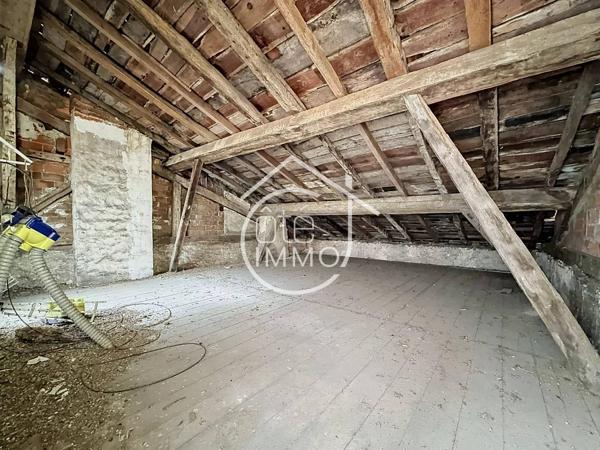 Sainte-Foy-la-Grande : Immeuble de Rapport à Fort Potentiel – Commerce, Appartements, Grenier et Dépendances