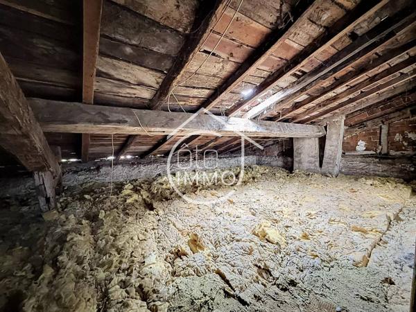 Sainte-Foy-la-Grande : Immeuble de Rapport à Fort Potentiel – Commerce, Appartements, Grenier et Dépendances