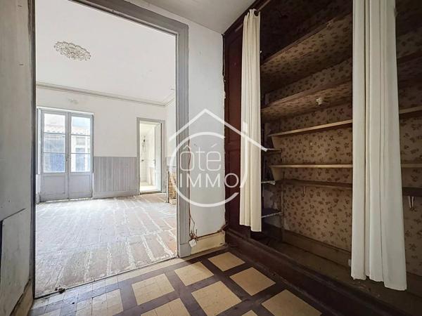 Sainte-Foy-la-Grande : Immeuble de Rapport à Fort Potentiel – Commerce, Appartements, Grenier et Dépendances