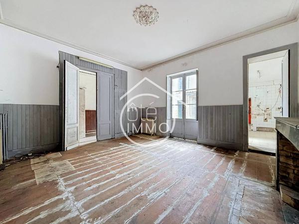 Sainte-Foy-la-Grande : Immeuble de Rapport à Fort Potentiel – Commerce, Appartements, Grenier et Dépendances