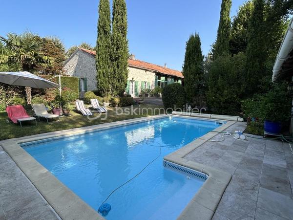 À 10/15 mn d Agen (sud), vous serez déjà séduit par l’environnement de cette belle propriété en pierres, avec ses dépendances, sa piscine.
Sur une parcelle entièrement clôturée et arborée avec des fruitiers, vous disposez d’une grande maison avec des dépendances attenantes et une dépendance indépendante de bonne qualité pour éventuellement faire un gîte ou des chambres d’hôtes.
La maison vous ouvre ses portes sur deux grandes pièces de vie avec chacune une cheminée fonctionnelle. Une cuisine ouverte.
De larges baies vous permettent de profiter du jardin.
3 chambres en rez-de-chaussée, une salle de bain avec douche et baignoire, WC.
 À l’étage, vous disposez de deux autres chambres, une grande mezzanine faisant actuellement office de bureau et salle de billard, une salle d eau.
Le chauffage est assuré par une pompe à chaleur  et une chaudière à gaz également.
 À l’extérieur, vous disposez d’une belle piscine et son pool House couvert avec de larges terrasses pour vos soirées entre amis. poulailler. 
Les dépendances sont nombreuses et peuvent permettre de nombreux projets !
À visiter sans tarder.
