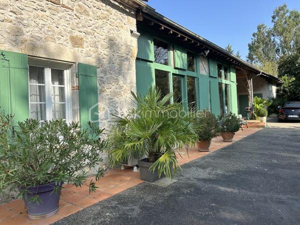 À 10/15 mn d Agen (sud), vous serez déjà séduit par l’environnement de cette belle propriété en pierres, avec ses dépendances, sa piscine.
Sur une parcelle entièrement clôturée et arborée avec des fruitiers, vous disposez d’une grande maison avec des dépendances attenantes et une dépendance indépendante de bonne qualité pour éventuellement faire un gîte ou des chambres d’hôtes.
La maison vous ouvre ses portes sur deux grandes pièces de vie avec chacune une cheminée fonctionnelle. Une cuisine ouverte.
De larges baies vous permettent de profiter du jardin.
3 chambres en rez-de-chaussée, une salle de bain avec douche et baignoire, WC.
 À l’étage, vous disposez de deux autres chambres, une grande mezzanine faisant actuellement office de bureau et salle de billard, une salle d eau.
Le chauffage est assuré par une pompe à chaleur  et une chaudière à gaz également.
 À l’extérieur, vous disposez d’une belle piscine et son pool House couvert avec de larges terrasses pour vos soirées entre amis. poulailler. 
Les dépendances sont nombreuses et peuvent permettre de nombreux projets !
À visiter sans tarder.