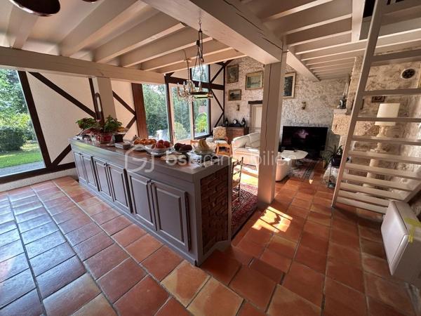 À 10/15 mn d Agen (sud), vous serez déjà séduit par l’environnement de cette belle propriété en pierres, avec ses dépendances, sa piscine.
Sur une parcelle entièrement clôturée et arborée avec des fruitiers, vous disposez d’une grande maison avec des dépendances attenantes et une dépendance indépendante de bonne qualité pour éventuellement faire un gîte ou des chambres d’hôtes.
La maison vous ouvre ses portes sur deux grandes pièces de vie avec chacune une cheminée fonctionnelle. Une cuisine ouverte.
De larges baies vous permettent de profiter du jardin.
3 chambres en rez-de-chaussée, une salle de bain avec douche et baignoire, WC.
 À l’étage, vous disposez de deux autres chambres, une grande mezzanine faisant actuellement office de bureau et salle de billard, une salle d eau.
Le chauffage est assuré par une pompe à chaleur  et une chaudière à gaz également.
 À l’extérieur, vous disposez d’une belle piscine et son pool House couvert avec de larges terrasses pour vos soirées entre amis. poulailler. 
Les dépendances sont nombreuses et peuvent permettre de nombreux projets !
À visiter sans tarder.