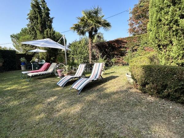 À 10/15 mn d Agen (sud), vous serez déjà séduit par l’environnement de cette belle propriété en pierres, avec ses dépendances, sa piscine.
Sur une parcelle entièrement clôturée et arborée avec des fruitiers, vous disposez d’une grande maison avec des dépendances attenantes et une dépendance indépendante de bonne qualité pour éventuellement faire un gîte ou des chambres d’hôtes.
La maison vous ouvre ses portes sur deux grandes pièces de vie avec chacune une cheminée fonctionnelle. Une cuisine ouverte.
De larges baies vous permettent de profiter du jardin.
3 chambres en rez-de-chaussée, une salle de bain avec douche et baignoire, WC.
 À l’étage, vous disposez de deux autres chambres, une grande mezzanine faisant actuellement office de bureau et salle de billard, une salle d eau.
Le chauffage est assuré par une pompe à chaleur  et une chaudière à gaz également.
 À l’extérieur, vous disposez d’une belle piscine et son pool House couvert avec de larges terrasses pour vos soirées entre amis. poulailler. 
Les dépendances sont nombreuses et peuvent permettre de nombreux projets !
À visiter sans tarder.