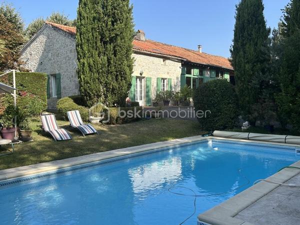 À 10/15 mn d Agen (sud), vous serez déjà séduit par l’environnement de cette belle propriété en pierres, avec ses dépendances, sa piscine.
Sur une parcelle entièrement clôturée et arborée avec des fruitiers, vous disposez d’une grande maison avec des dépendances attenantes et une dépendance indépendante de bonne qualité pour éventuellement faire un gîte ou des chambres d’hôtes.
La maison vous ouvre ses portes sur deux grandes pièces de vie avec chacune une cheminée fonctionnelle. Une cuisine ouverte.
De larges baies vous permettent de profiter du jardin.
3 chambres en rez-de-chaussée, une salle de bain avec douche et baignoire, WC.
 À l’étage, vous disposez de deux autres chambres, une grande mezzanine faisant actuellement office de bureau et salle de billard, une salle d eau.
Le chauffage est assuré par une pompe à chaleur  et une chaudière à gaz également.
 À l’extérieur, vous disposez d’une belle piscine et son pool House couvert avec de larges terrasses pour vos soirées entre amis. poulailler. 
Les dépendances sont nombreuses et peuvent permettre de nombreux projets !
À visiter sans tarder.