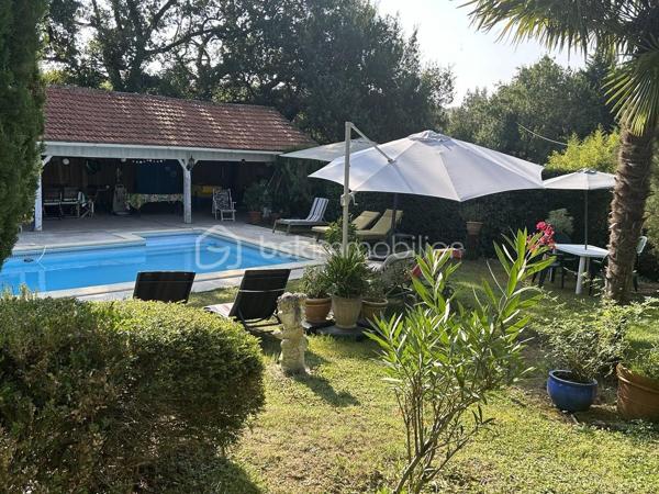 À 10/15 mn d Agen (sud), vous serez déjà séduit par l’environnement de cette belle propriété en pierres, avec ses dépendances, sa piscine.
Sur une parcelle entièrement clôturée et arborée avec des fruitiers, vous disposez d’une grande maison avec des dépendances attenantes et une dépendance indépendante de bonne qualité pour éventuellement faire un gîte ou des chambres d’hôtes.
La maison vous ouvre ses portes sur deux grandes pièces de vie avec chacune une cheminée fonctionnelle. Une cuisine ouverte.
De larges baies vous permettent de profiter du jardin.
3 chambres en rez-de-chaussée, une salle de bain avec douche et baignoire, WC.
 À l’étage, vous disposez de deux autres chambres, une grande mezzanine faisant actuellement office de bureau et salle de billard, une salle d eau.
Le chauffage est assuré par une pompe à chaleur  et une chaudière à gaz également.
 À l’extérieur, vous disposez d’une belle piscine et son pool House couvert avec de larges terrasses pour vos soirées entre amis. poulailler. 
Les dépendances sont nombreuses et peuvent permettre de nombreux projets !
À visiter sans tarder.